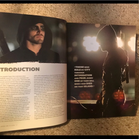 Book (Softback): Arrow; Heroes and Villains - Picture 7 of 12